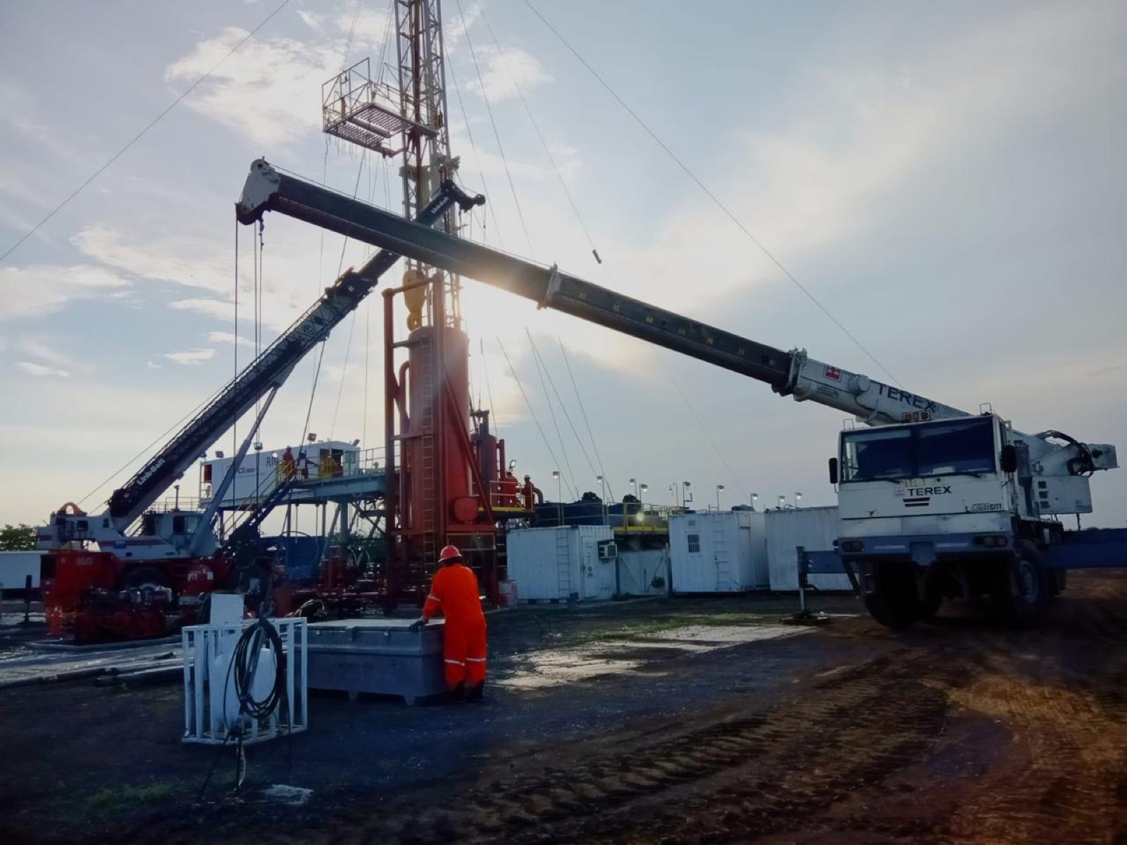 Grúas en plataforma petrolera