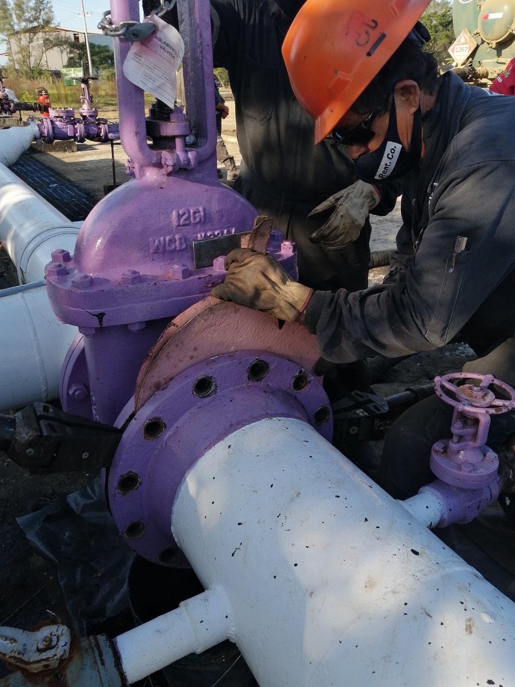 Técnicos en una válvula industrial